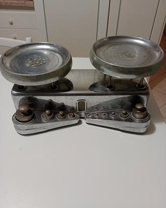 Antica bilancia da farmacia in metallo con pesi