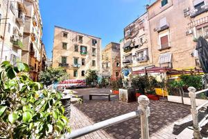 MONOLOCALE A NAPOLI