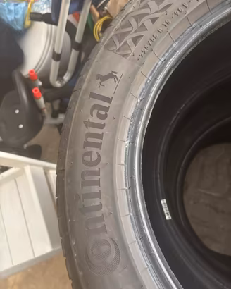 Gomme auto estive 225/55 R 18 V continental