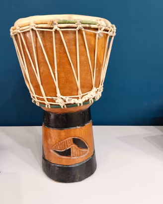 Djambè/bongo africano dipinto e fatto a mano. 