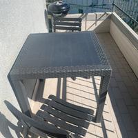 Tavolo e sedie in plastica