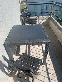 Tavolo e sedie in plastica