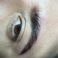 Laminazione sopracciglia con tinta grafica