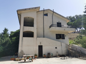 Villa con 3 appartamenti, giardino e vista mare