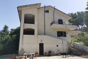 Villa con 3 appartamenti, giardino e vista mare