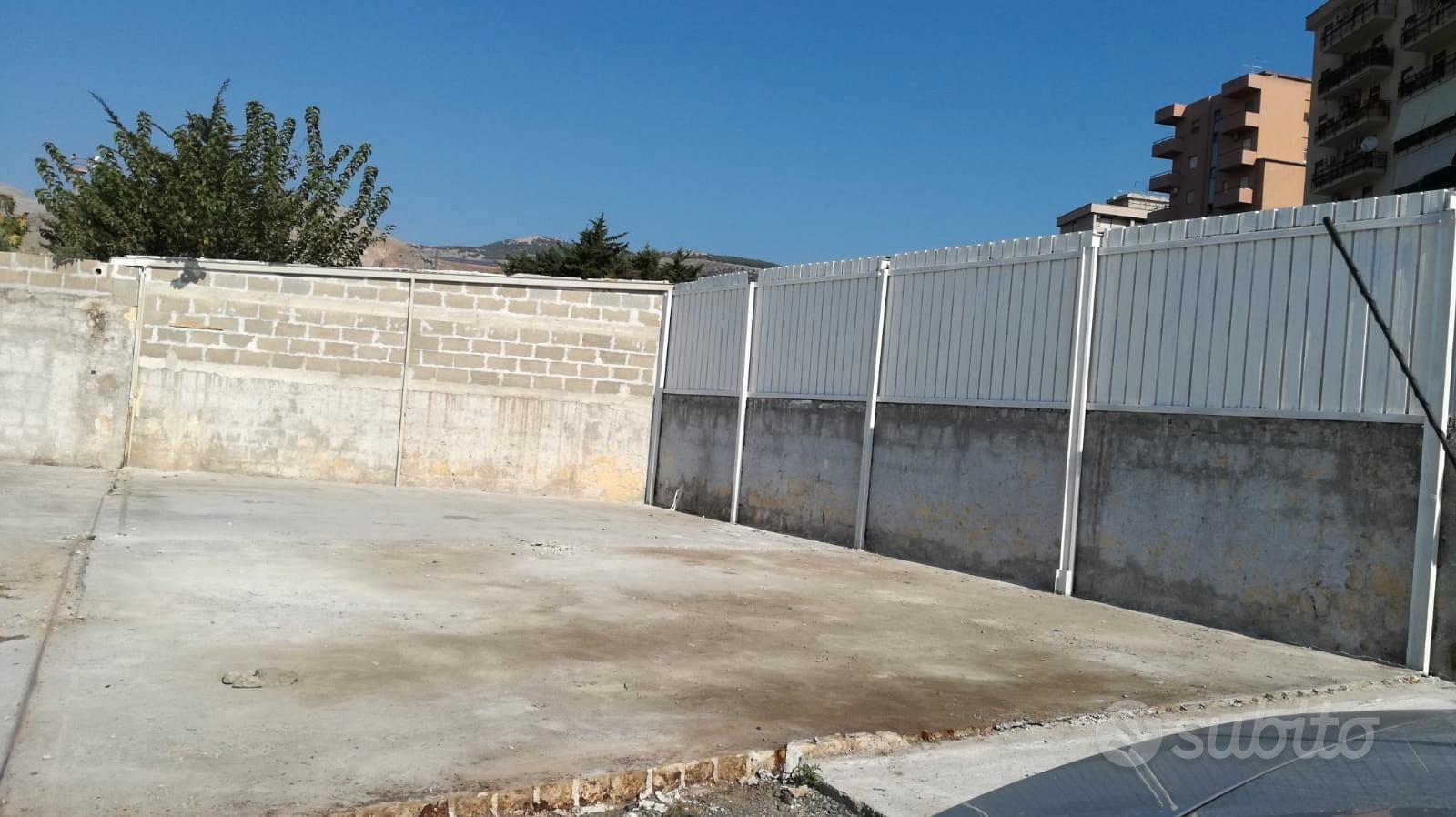 Ampia area adibita a parcheggio - Vista 3