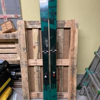 sci d'alpinismo con pelli