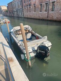 Barca con motore senza centralina e calandra