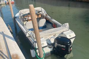 Barca con motore senza centralina e calandra