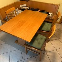 Tavolo in legno massiccio, panca e sedie
