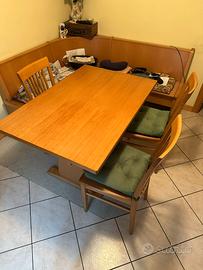 Tavolo in legno massiccio, panca e sedie