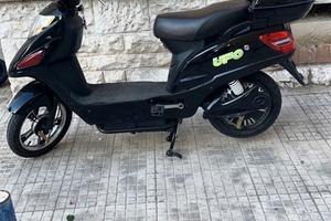 Scooter elettrico con pedali marca ufo