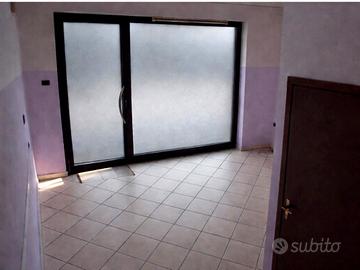 Locale commerciale + parcheggio privato