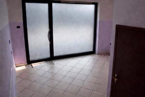 Locale commerciale + parcheggio privato
