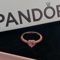 Pandora Anello Cuore in Rilievo Rosa 188421C04 