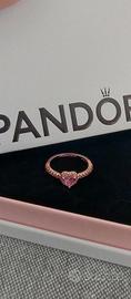 Pandora Anello Cuore in Rilievo Rosa 188421C04 