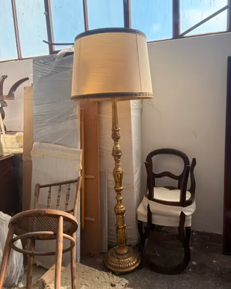 Lampada a stelo in legno dorato
