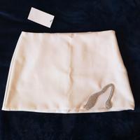 elegante gonna bianca corta con gioiello zara 