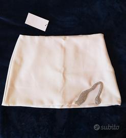 elegante gonna bianca corta con gioiello zara 