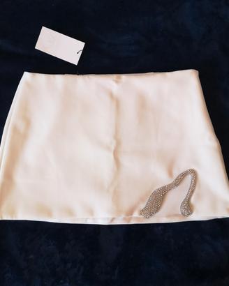 elegante gonna bianca corta con gioiello zara 
