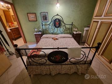 Letto in ferro battuto con ovali dipinti a mano 