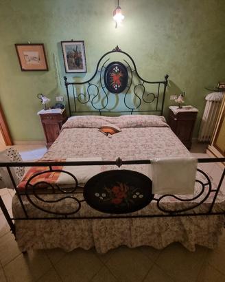Letto in ferro battuto con ovali dipinti a mano 