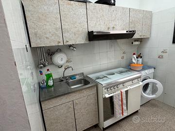 cucina con mobili