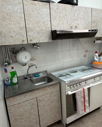 cucina con mobili