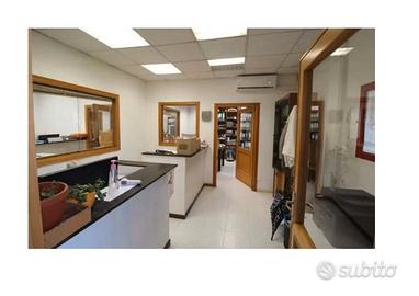 Grande capannone con resede privata