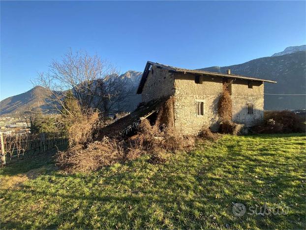 CASA SINGOLA DA RISTRUTTURARE CON GIARDINO