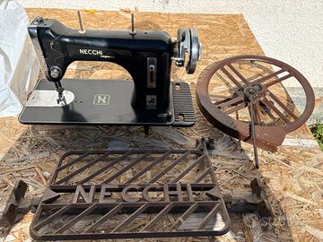 Macchina da cucito Necchi anni 50