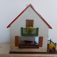 Casa delle bambole  con mobiletti e 2  bambole