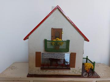 Casa delle bambole  con mobiletti e 2  bambole