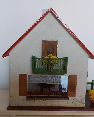 Casa delle bambole  con mobiletti e 2  bambole