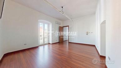 CASA SINGOLA IN ZONA CENTRALISSIMA CON TERRAZZO