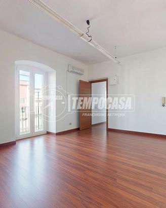 CASA SINGOLA IN ZONA CENTRALISSIMA CON TERRAZZO