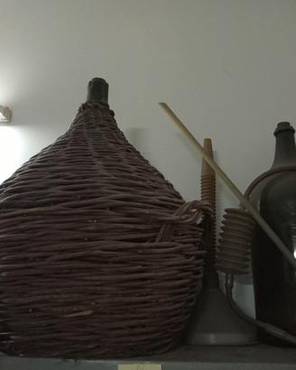Antiche damigiane e bottiglioni 