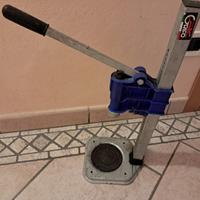 tappatrice a colonna manuale