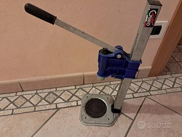 tappatrice a colonna manuale