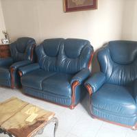 divano e 2 poltrone in pelle blu