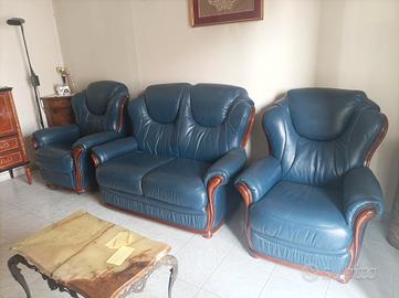 divano e 2 poltrone in pelle blu