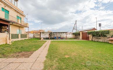 Appartamento a Fiumicino Via carbonia 4 locali