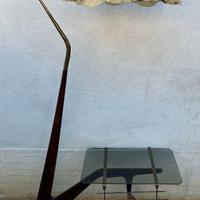 Lampada da terra con tavolino e porta riviste