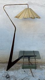 Lampada da terra con tavolino e porta riviste