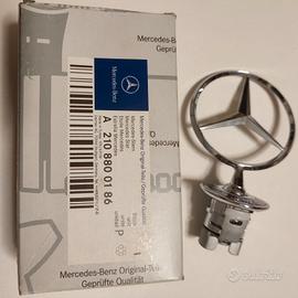 Stemma Mercedes per cofano anteriore.