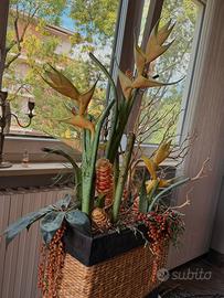 Composizione floreale artificiale tropicale