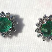 Orecchini Oro bianco 18kt 24 Diamanti e 2 Smeraldi