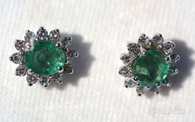 Orecchini Oro bianco 18kt 24 Diamanti e 2 Smeraldi