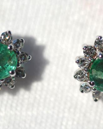 Orecchini Oro bianco 18kt 24 Diamanti e 2 Smeraldi