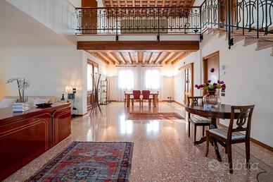 Elegante villa singola con giardino